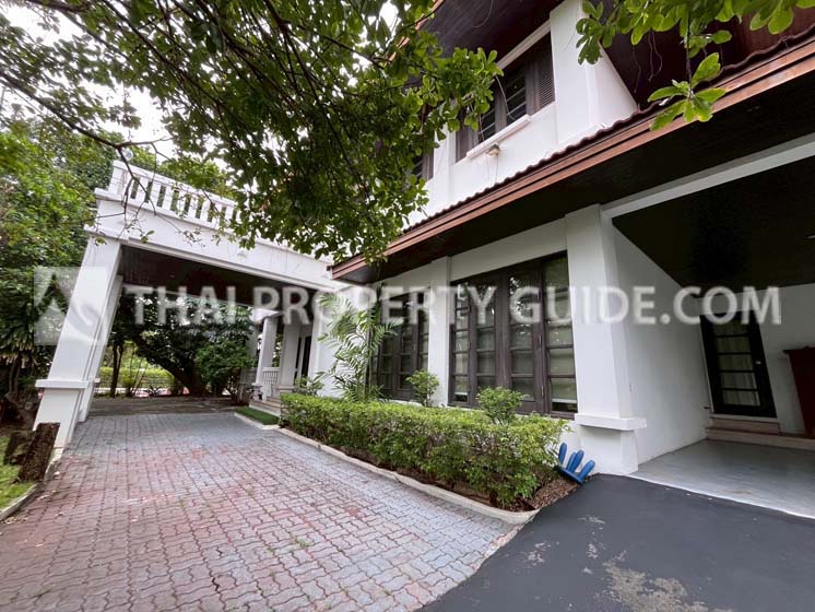 House with Shared Pool in Bangnatrad 